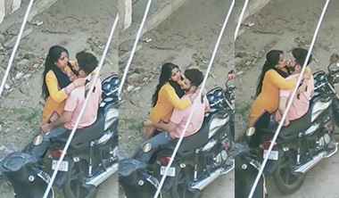 Desi Girl Romantic Sex – in Public Place Viral Video
